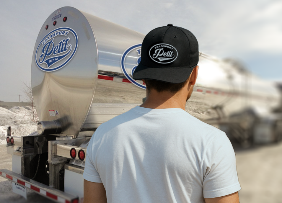 employé regardant une citerne